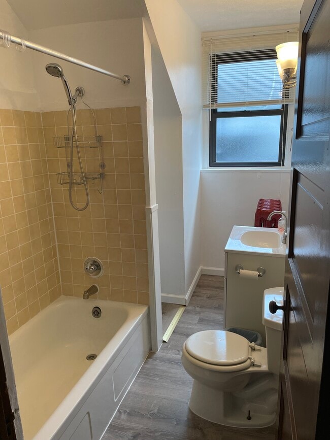 Baño - 341 S Aiken Ave