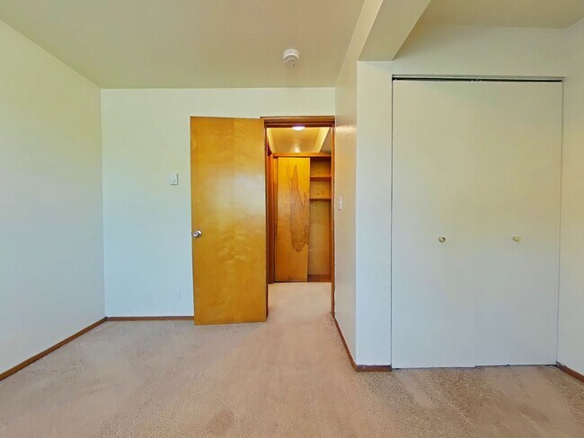 Foto del edificio - 1 Bedroom Apartment ~ Close to Campus ~ Ca...