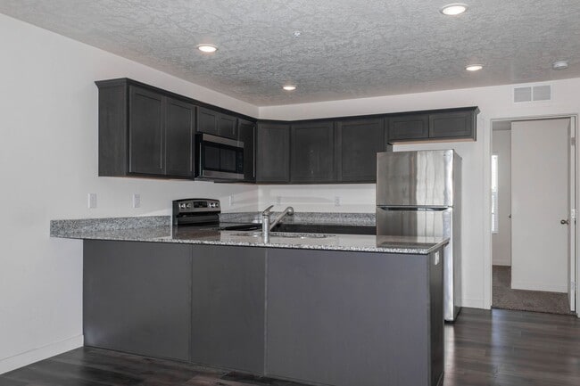 Building Photo - Beautiful 3-Bed, 2-Bath Apartment in The B...