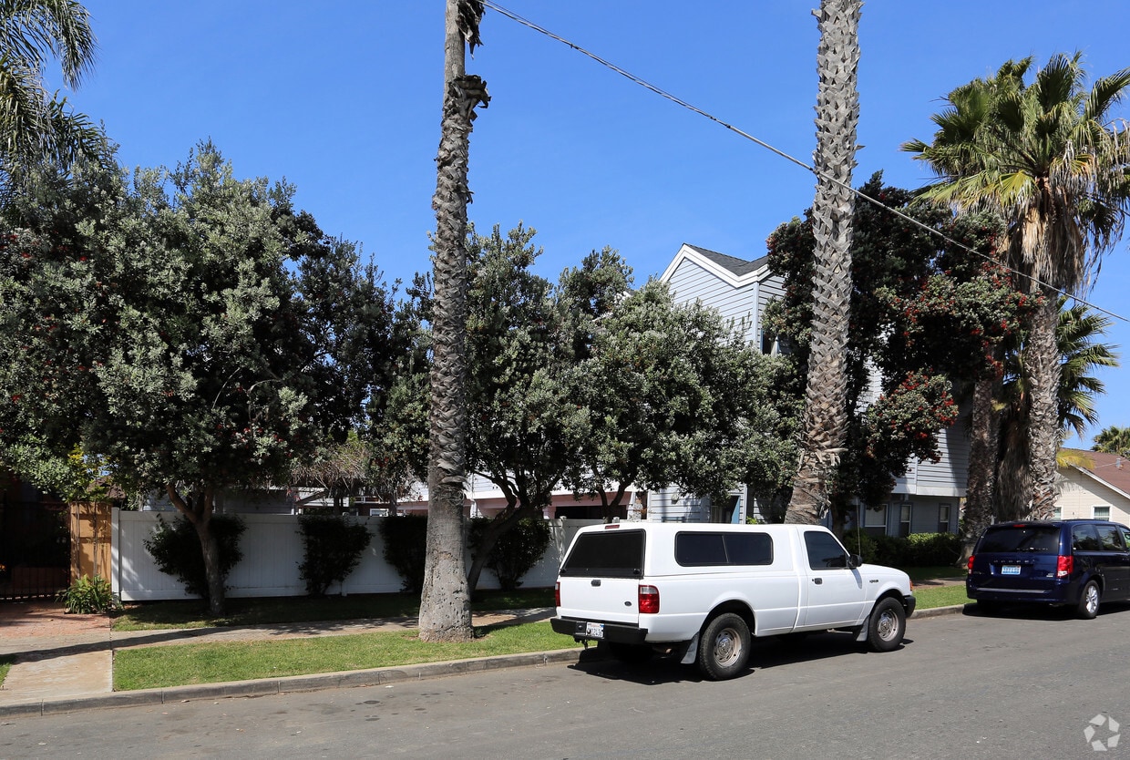 Building Photo - El Mirador Shores