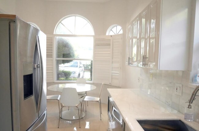 Building Photo - 5335 Ventura Dr