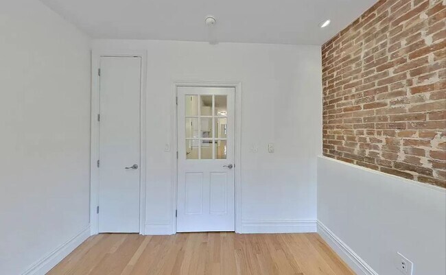 Building Photo - Tenth Avenue