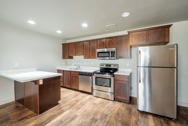 Foto del edificio - Beautiful 2 Story Townhome with Awesome Amenities + 2 car garage