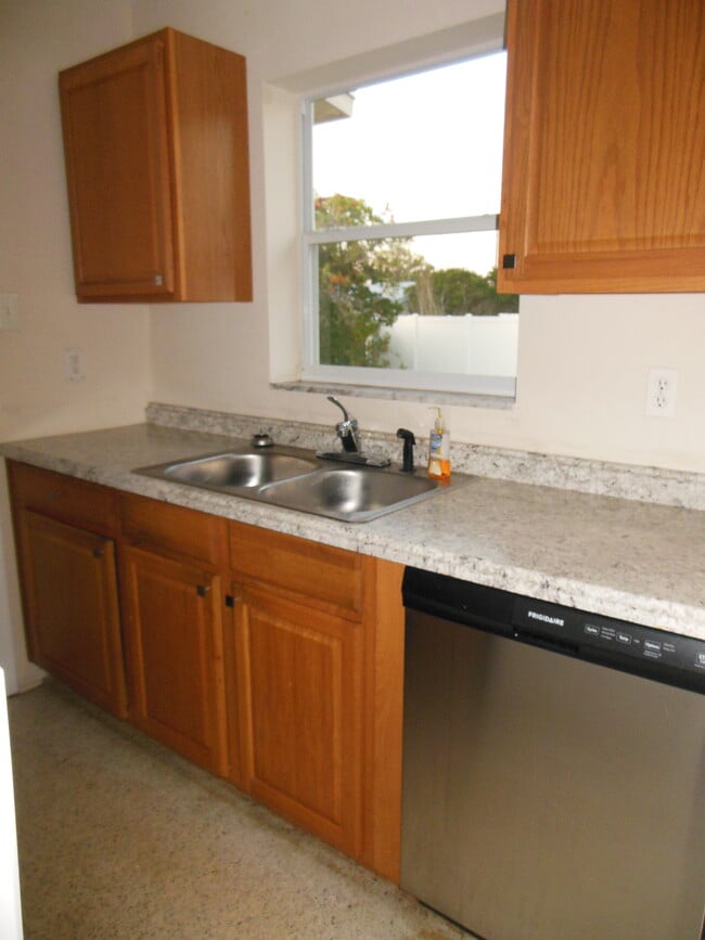 Building Photo - 975 Shorecrest Ave