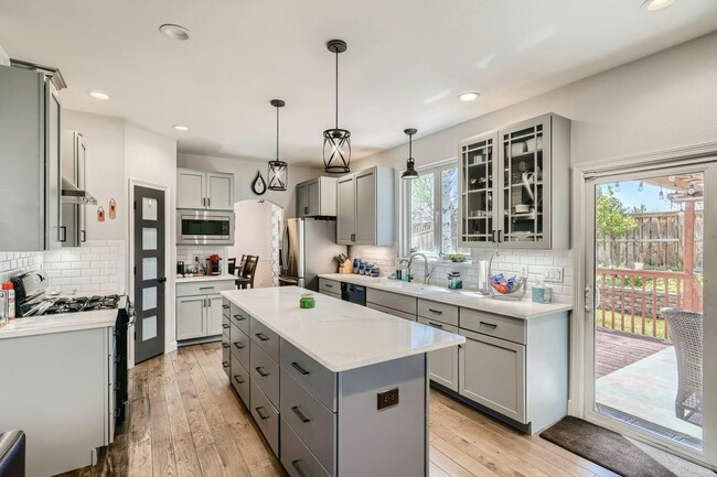 Foto del edificio - 16242 Hollyridge Dr