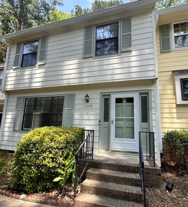 Primary Photo - 1328 Springlawn Ct