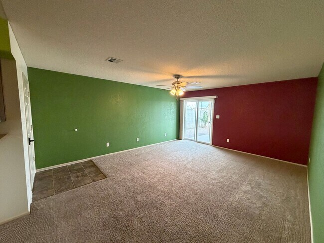 Foto del edificio - POOL & SOLAR HOME!