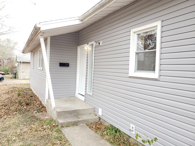 Building Photo - SPACIOUS 3 BEDROOM 2 BATH AVAILABLE NOW!!