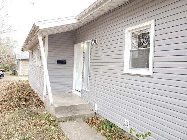 Foto del edificio - SPACIOUS 3 BEDROOM 2 BATH AVAILABLE NOW!!