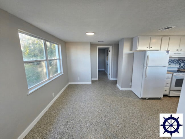 Building Photo - 257 Nelle Ave