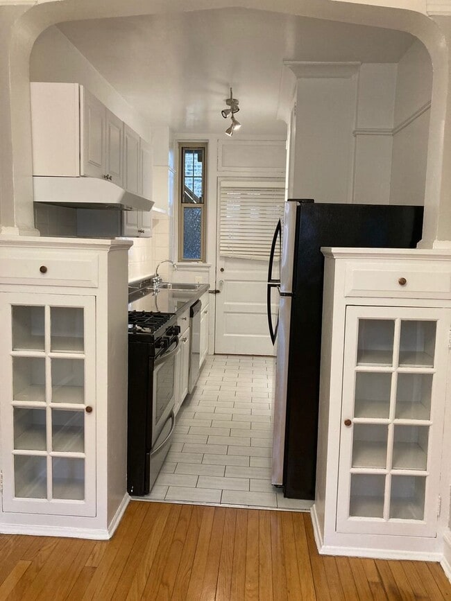 Building Photo - Recently Renovated East Rogers Park One Be...