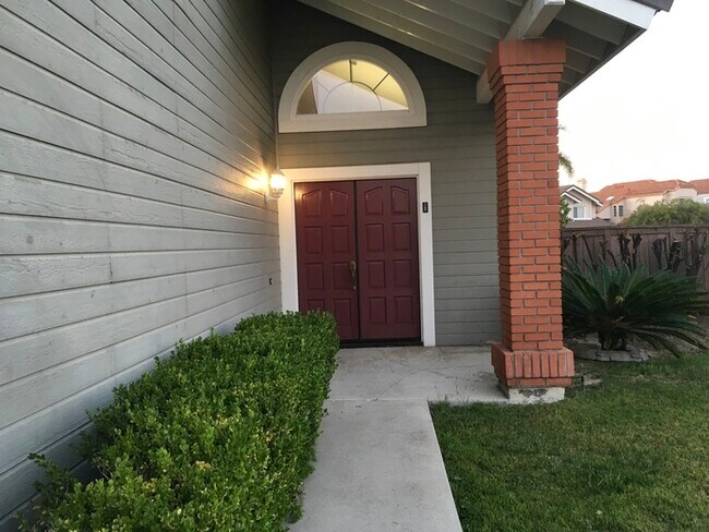 Building Photo - Beautiful 3 Bedroom 2.5 Bath Home in Desir...