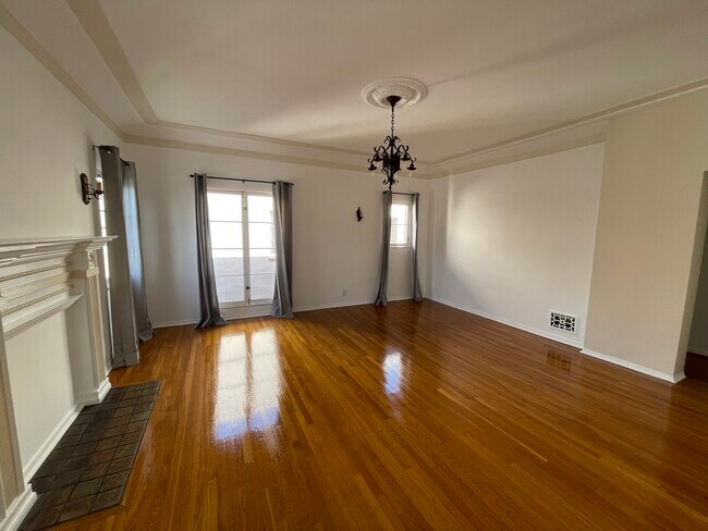 Building Photo - 419 S Cloverdale Ave