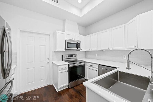 Building Photo - 515 SW 18th Ave