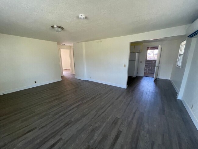 Foto del edificio - 3 bedroom 1 1/2 bath newly remodeled Roseb...