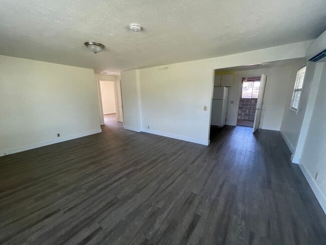 Foto del edificio - 3-bedroom, 1.5-bath Newly Remodeled Home in Roseburg