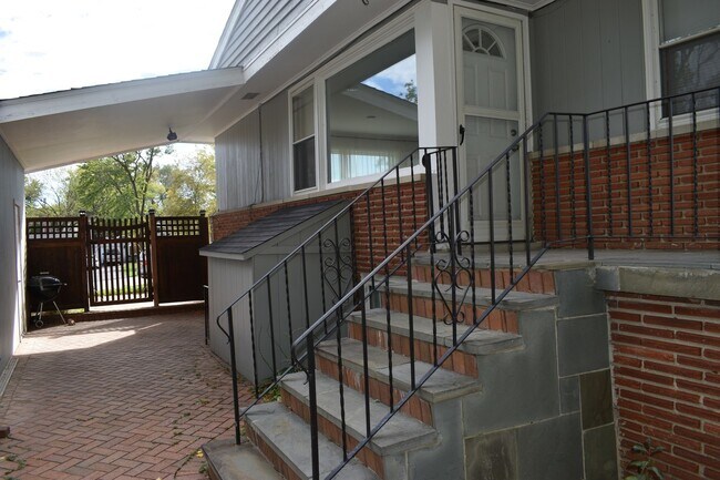 Building Photo - 942 Raleigh Rd