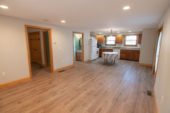 Building Photo - 6 Wildwood Ln