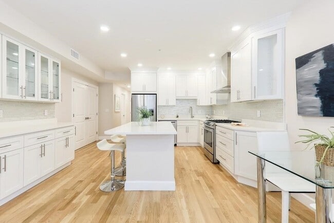 Building Photo - 37 Chelsea St