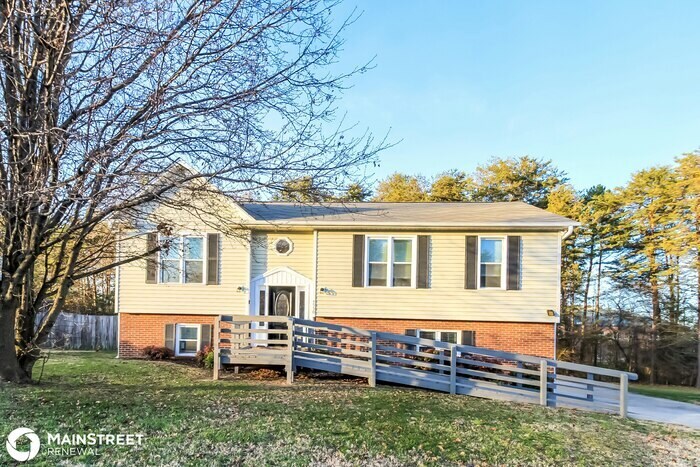 Primary Photo - 4950 Carver Glen Ln, Winston-Salem, NC 27105