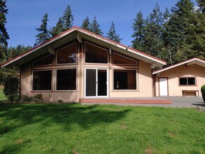 Building Photo - 925 E Classic Rd