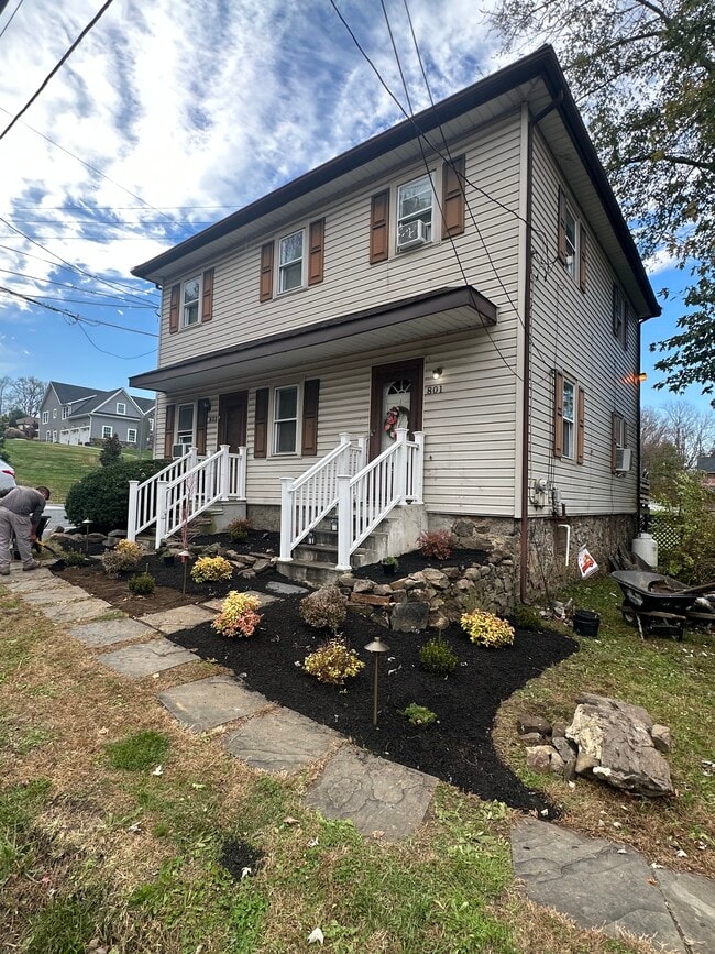 Building Photo - 803 E Street Rd
