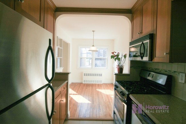 Building Photo - 28-21-28-45 45th St