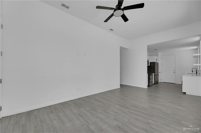Foto del edificio - 1102 E McIntyre St