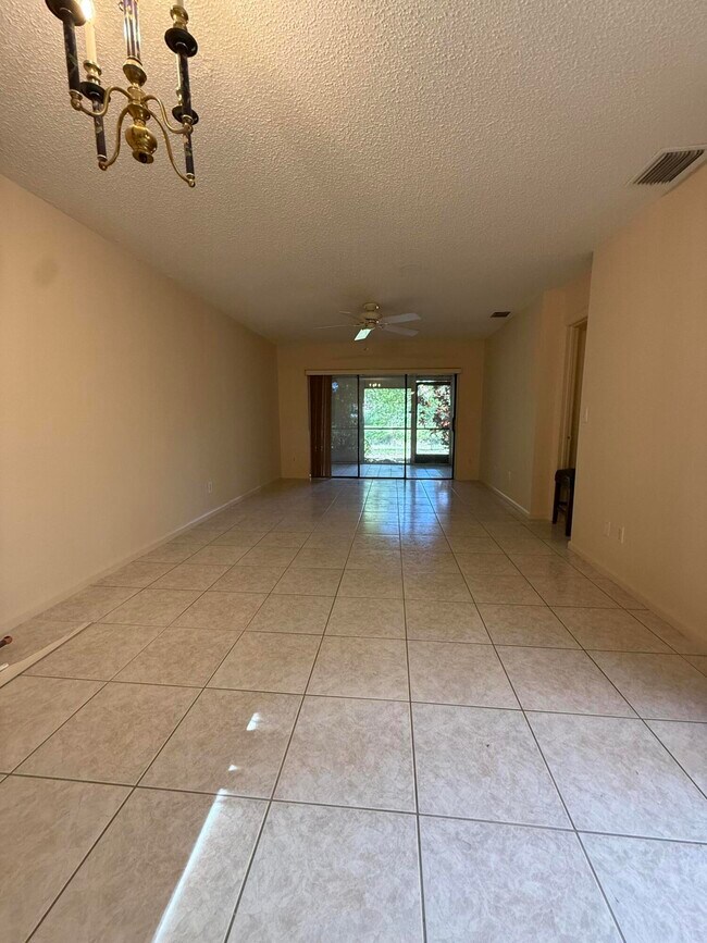 Foto del edificio - 12028 Royal Palm Blvd