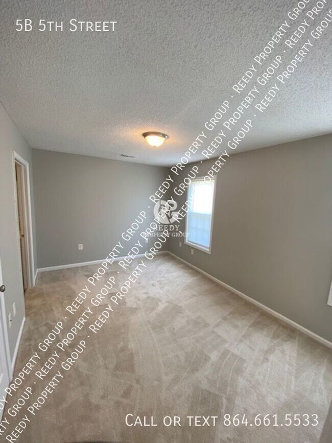 Building Photo - WALK to DOWNTOWN GREER and VICTOR PARK!!!!