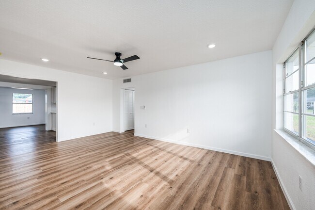 Foto del edificio - 1811 Rhoades Terrace