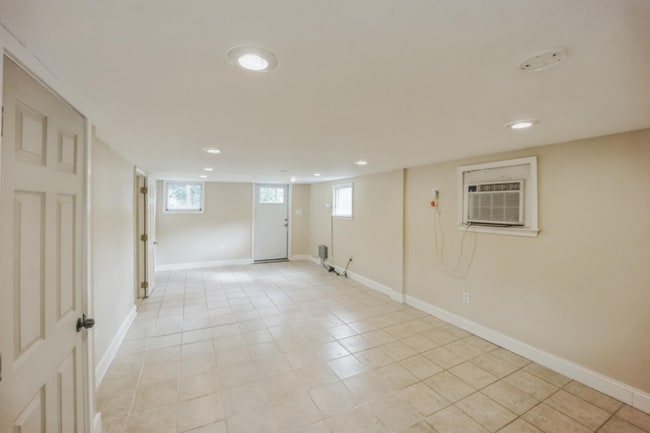 Foto del edificio - 740 River Rd