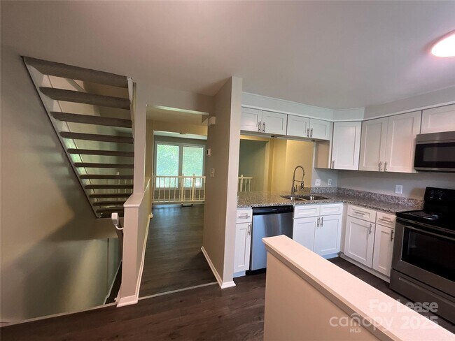 Building Photo - 7305 Pebblestone Dr