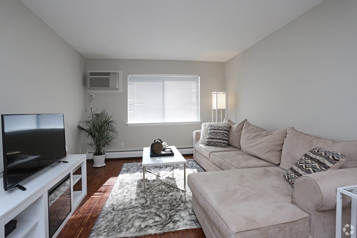 Farmington Line Apartments 950 Farmington Ave New Britain, CT