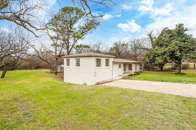 Building Photo - Fully Remodeled 3 Bed, 2 Bath Home in River Oaks w/ Basement- 76114