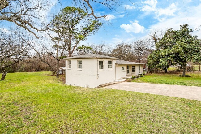 Foto del edificio - Fully Remodeled 3 Bed, 2 Bath Home in River Oaks w/ Basement- 76114