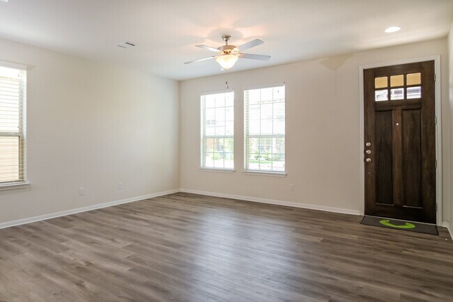 Foto del edificio - 200 Diamond Point Dr