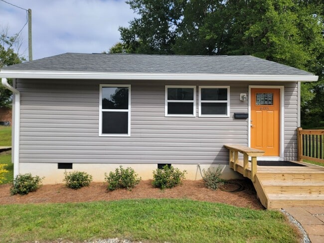 Building Photo - 2 Bedroom House