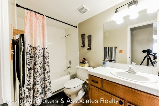 Foto del edificio - 4 br, 3 bath House - 5525 Red Bluff Dr.