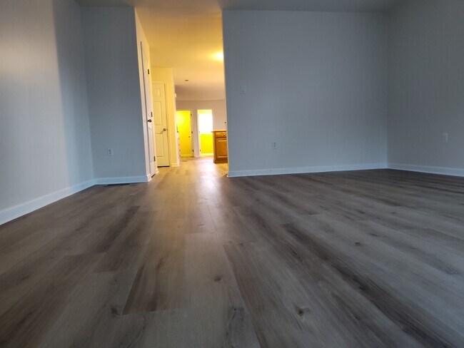 Living Room - 3288 North St