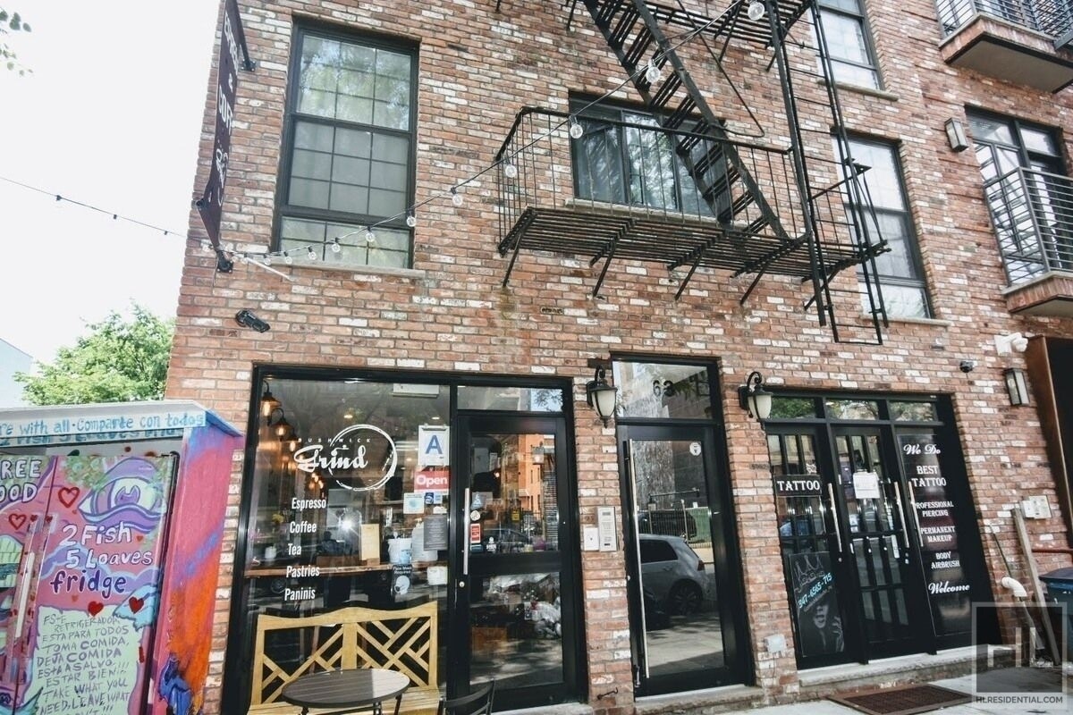Primary Photo - RENOVATED THREE BEDROOM DUPLEX - WILLIAMSBURG