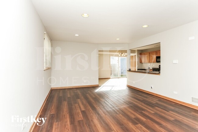 Building Photo - 932 Symphony Dr