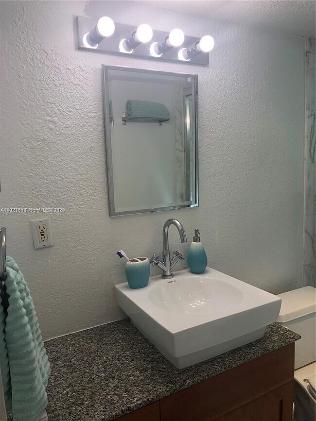 Foto del edificio - 9971 W Bay Harbor Dr