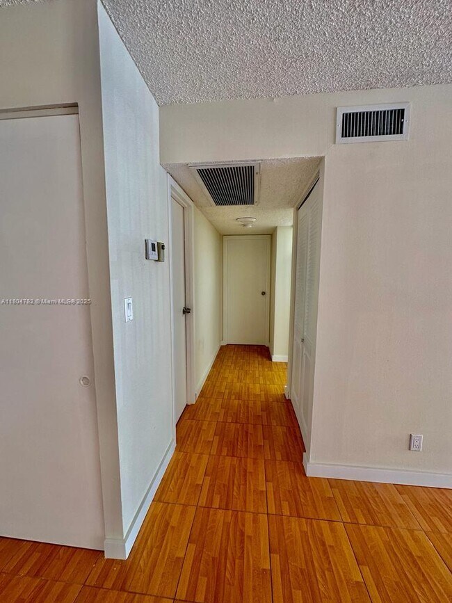 Foto del edificio - 701 Three Islands Boulevard