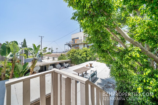 Building Photo - 1239 Havenhurst Dr