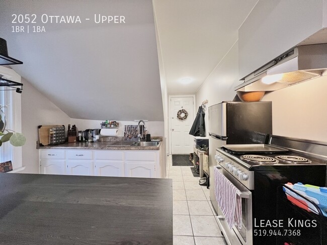 Photo du bâtiment - 1 Bed 1 Bath Upper on Ottawa - All Inclusi...