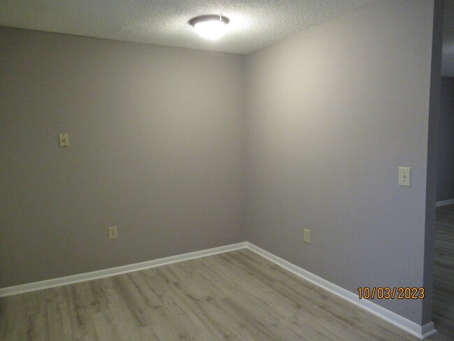 Building Photo - Willow Run- 2 bedroom/2 bath downstairs Ap...