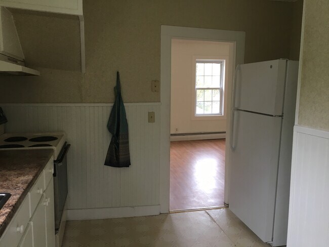 kitchen looking to living - 28 Main St