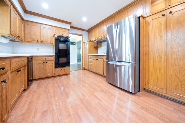 Building Photo - 6325 Brookview Ave