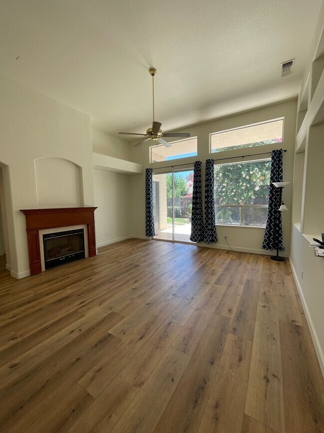 Foto del edificio - NEWLY LISTED & READY TO DAZZLE!